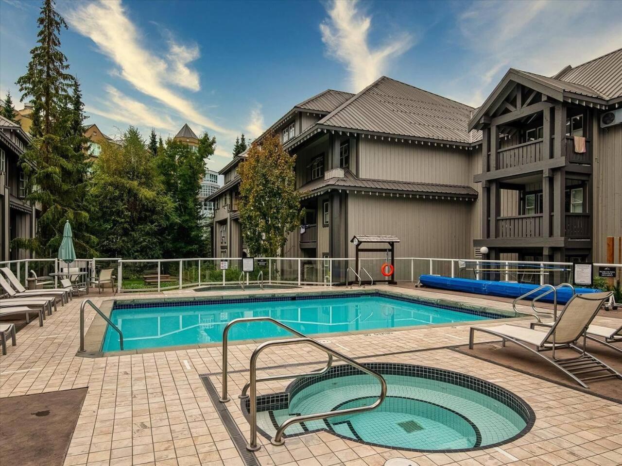 Newly Renovated Ski In Out W Pool 2 Hot Tubs Whistler Exterior photo